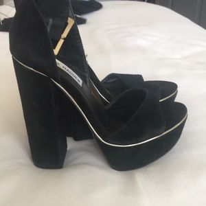 Black suede Steve Madden platform pumps